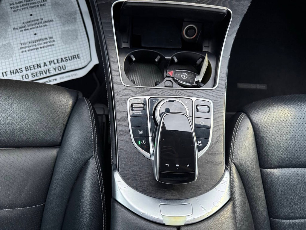 Mercedes-Benz GLC Vehicle Full-screen Gallery Image 28