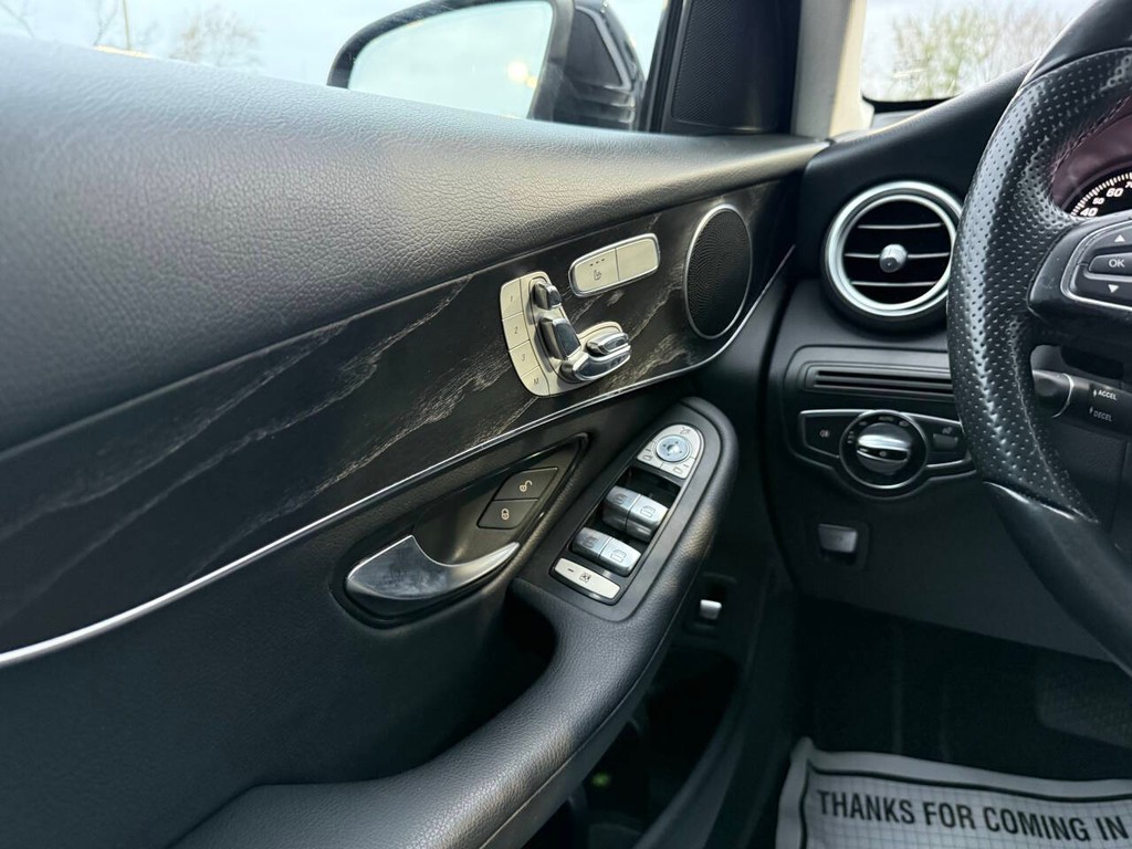 Mercedes-Benz GLC Vehicle Full-screen Gallery Image 29