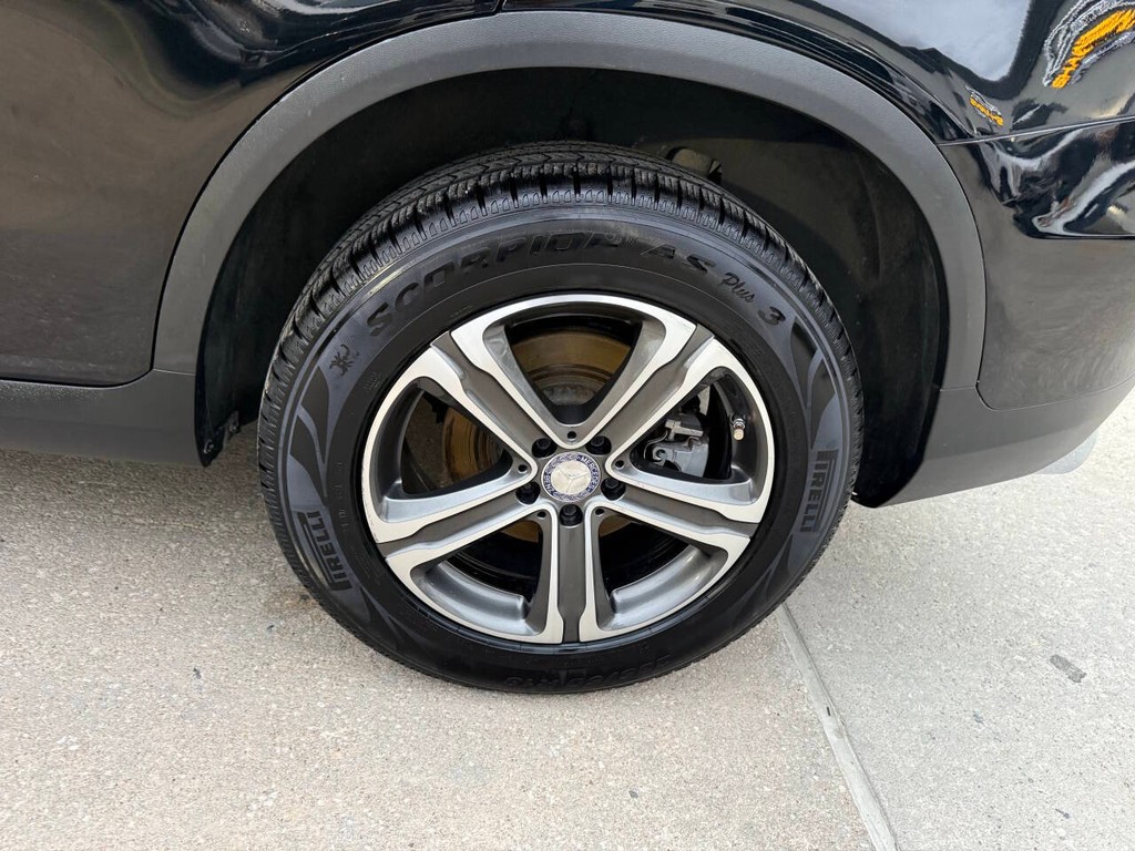 Mercedes-Benz GLC Vehicle Full-screen Gallery Image 34