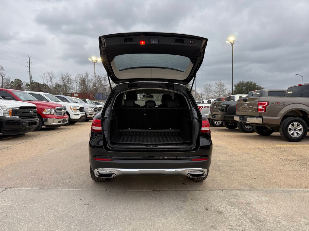 Mercedes-Benz GLC Vehicle Full-screen Gallery Image 35