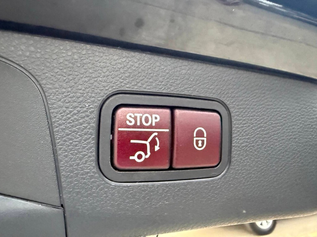 Mercedes-Benz GLC Vehicle Full-screen Gallery Image 36