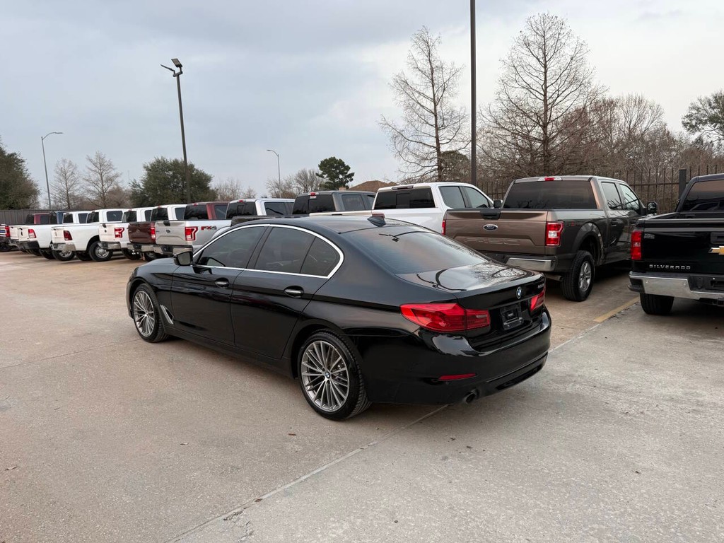 BMW 5 Series Vehicle Full-screen Gallery Image 04