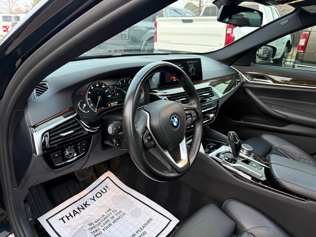 BMW 5 Series Vehicle Full-screen Gallery Image 06