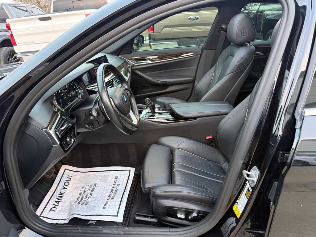 BMW 5 Series Vehicle Full-screen Gallery Image 07