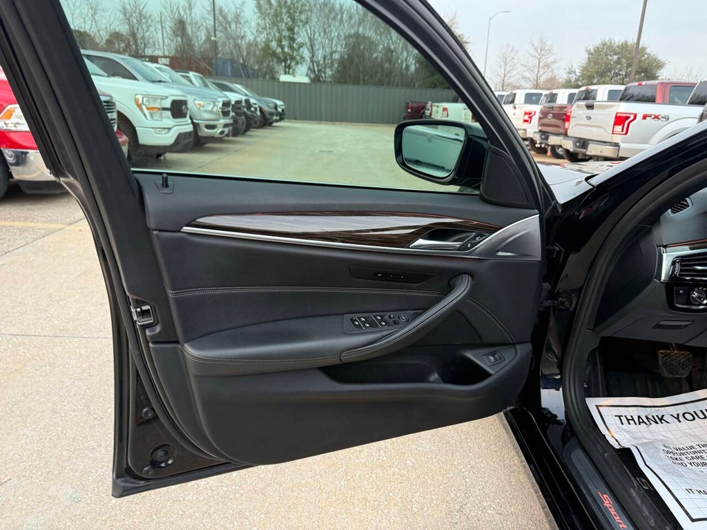 BMW 5 Series Vehicle Full-screen Gallery Image 08