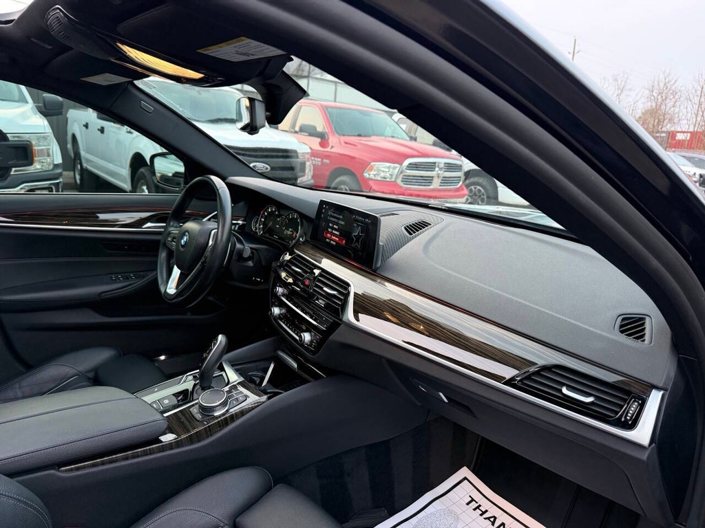 BMW 5 Series Vehicle Full-screen Gallery Image 09