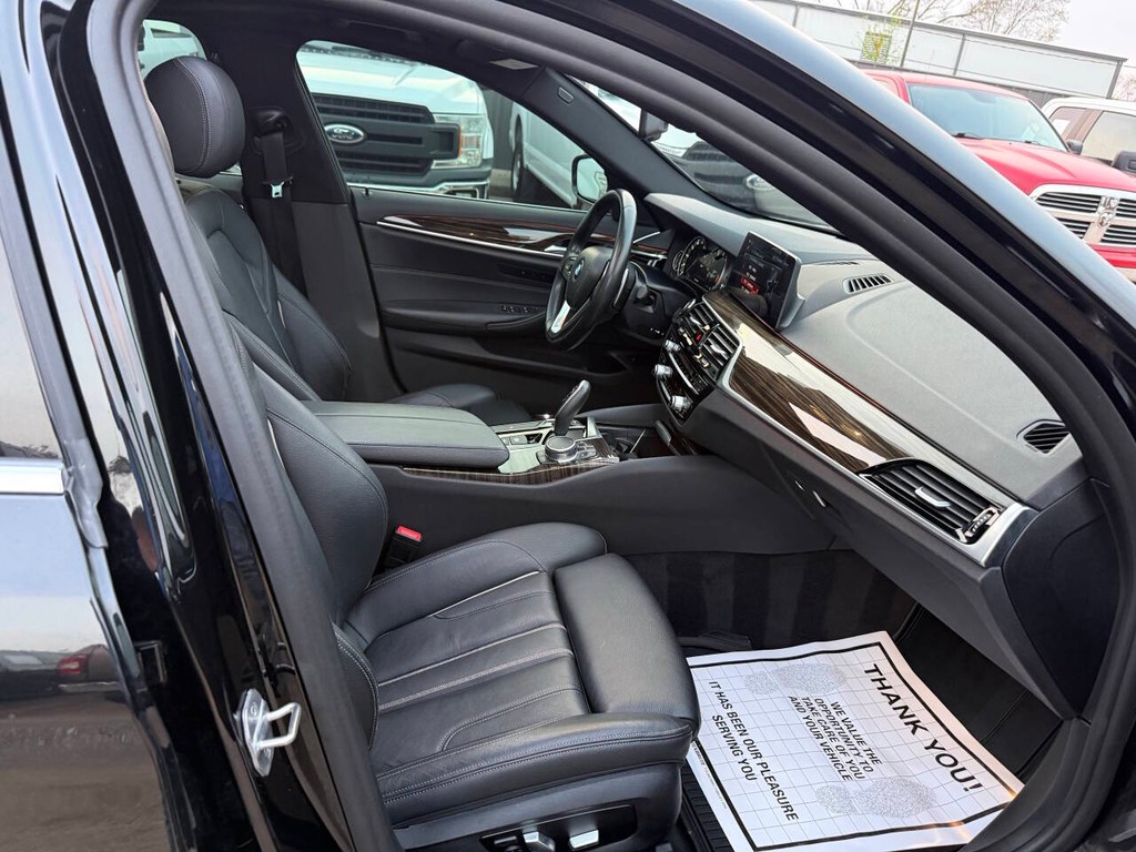 BMW 5 Series Vehicle Full-screen Gallery Image 10