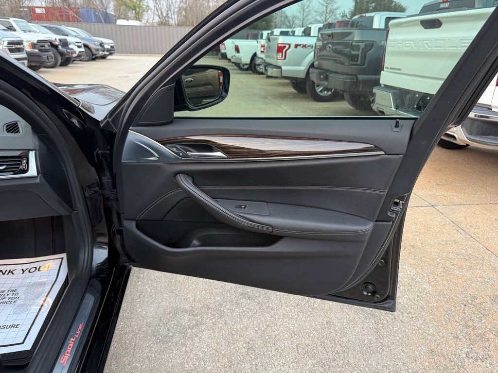 BMW 5 Series Vehicle Full-screen Gallery Image 11