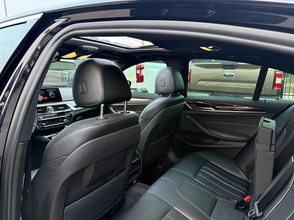 BMW 5 Series Vehicle Full-screen Gallery Image 12