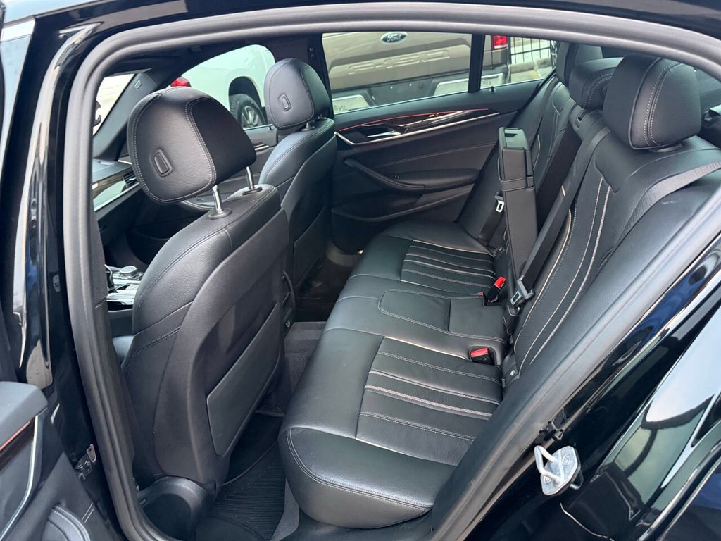 BMW 5 Series Vehicle Full-screen Gallery Image 13