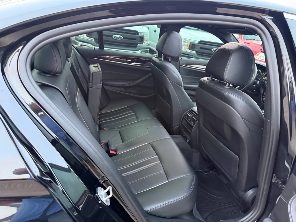 BMW 5 Series Vehicle Full-screen Gallery Image 15