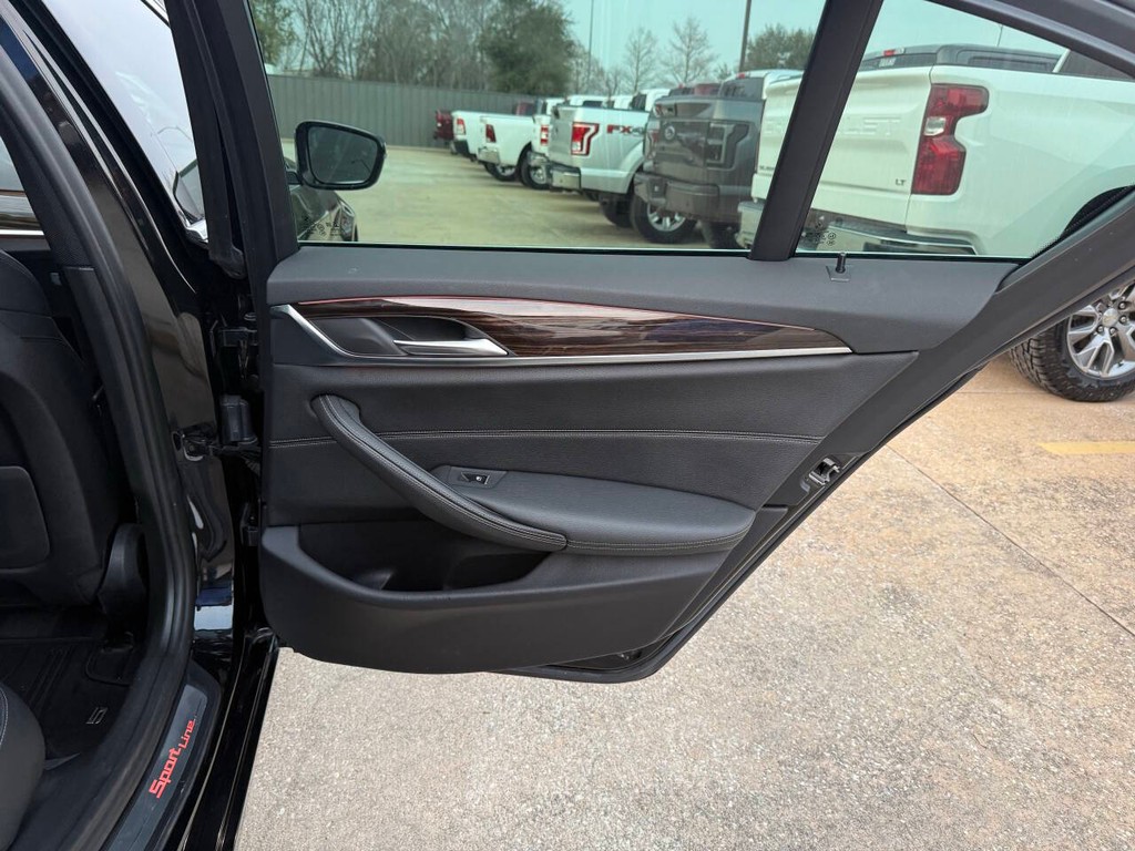 BMW 5 Series Vehicle Full-screen Gallery Image 16