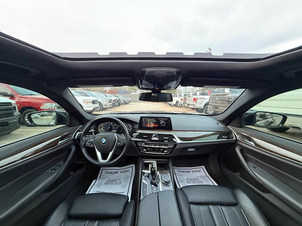 BMW 5 Series Vehicle Full-screen Gallery Image 18