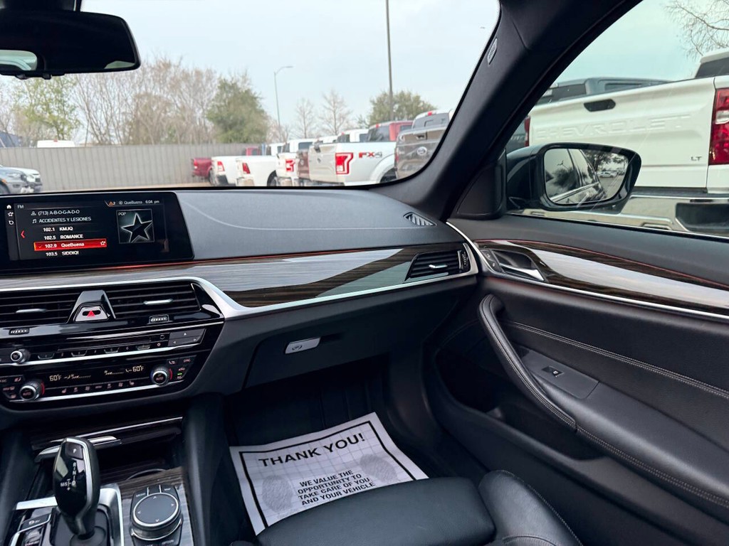 BMW 5 Series Vehicle Full-screen Gallery Image 20