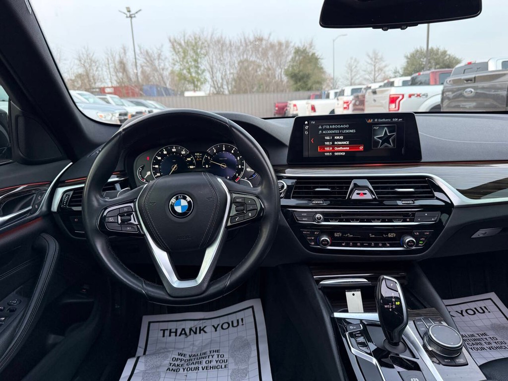 BMW 5 Series Vehicle Full-screen Gallery Image 21