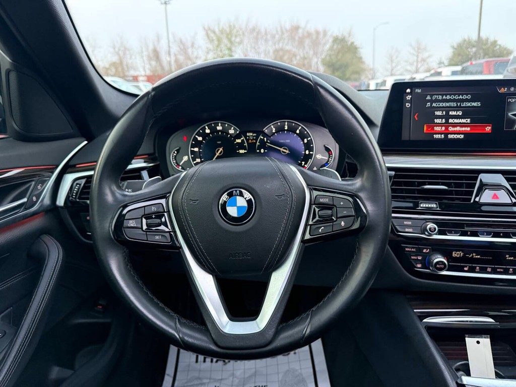 BMW 5 Series Vehicle Full-screen Gallery Image 22