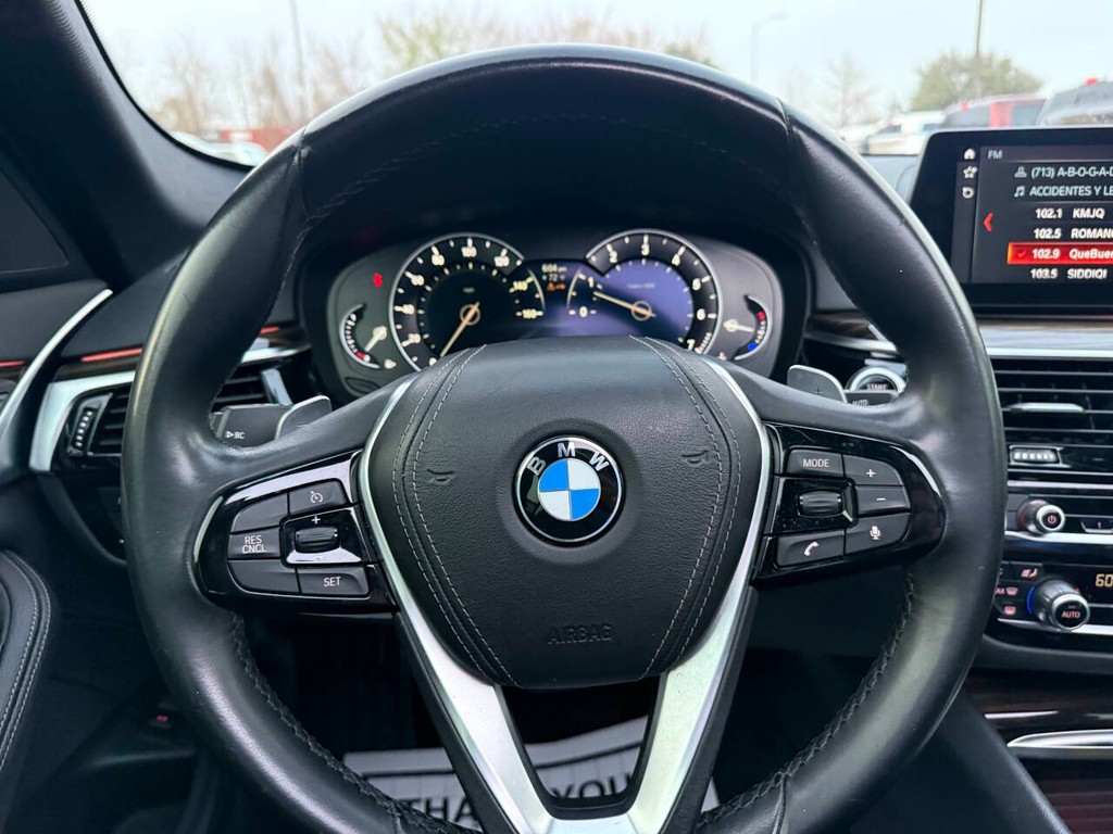 BMW 5 Series Vehicle Full-screen Gallery Image 23