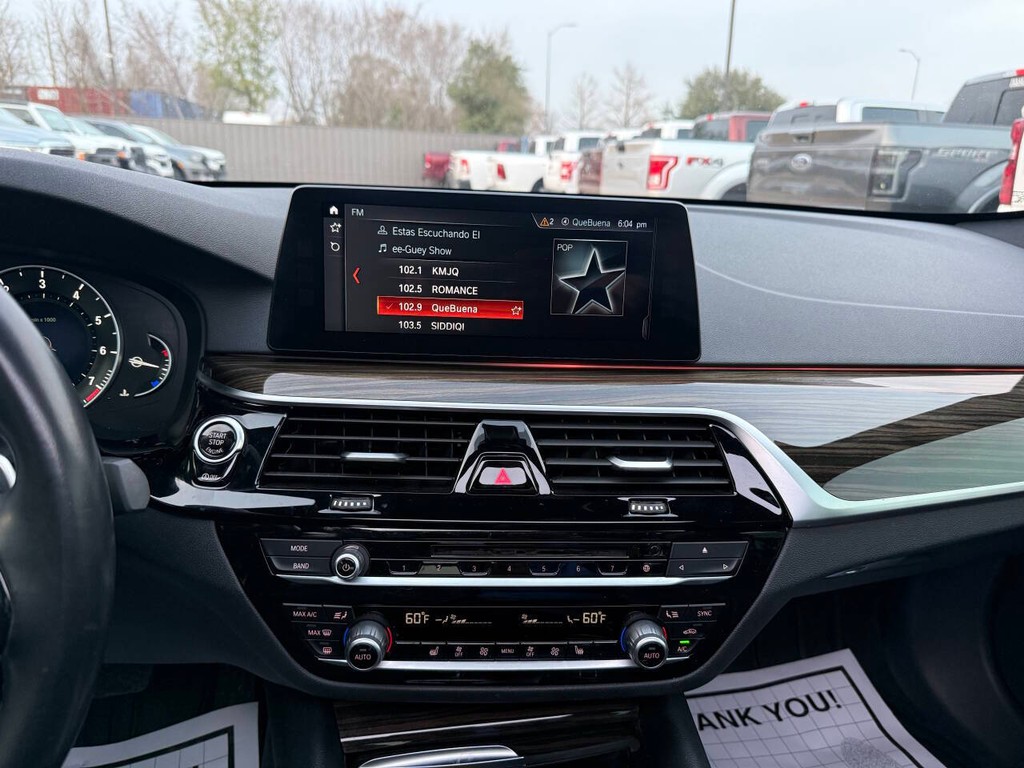 BMW 5 Series Vehicle Full-screen Gallery Image 24