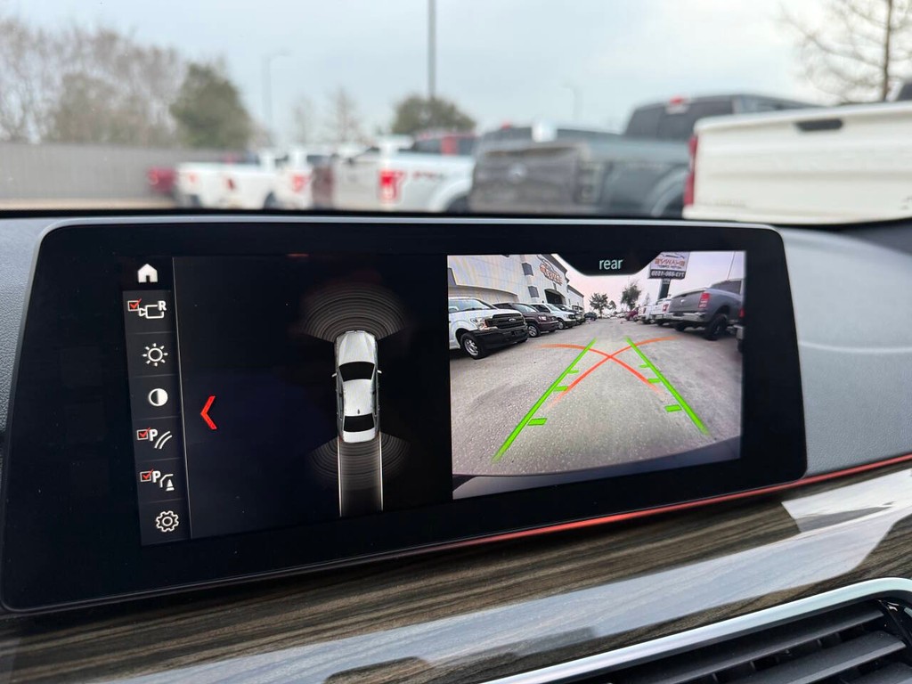 BMW 5 Series Vehicle Full-screen Gallery Image 26