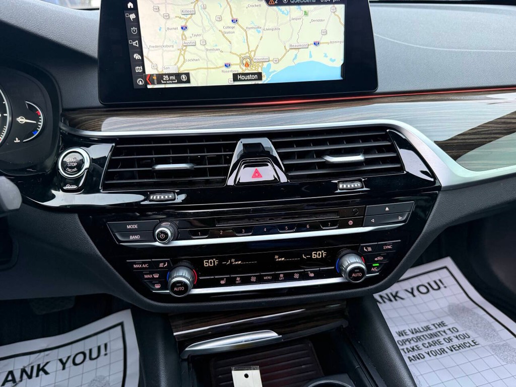 BMW 5 Series Vehicle Full-screen Gallery Image 27