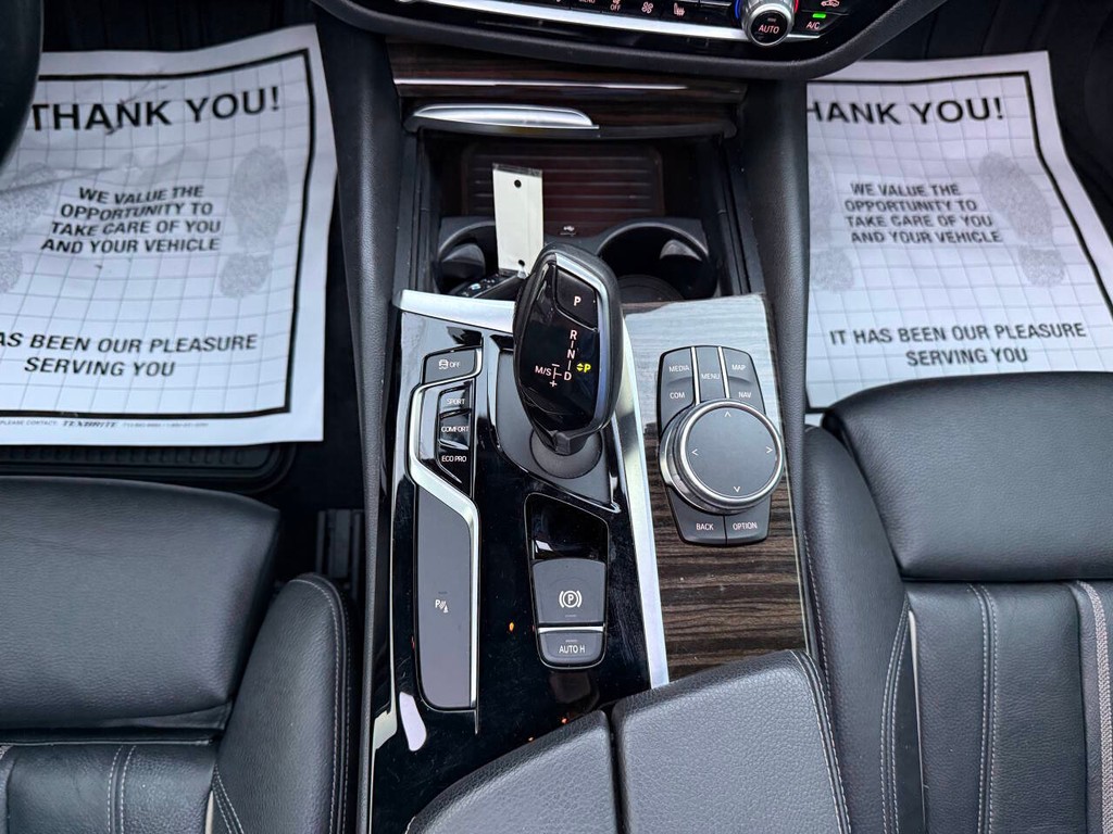 BMW 5 Series Vehicle Full-screen Gallery Image 28