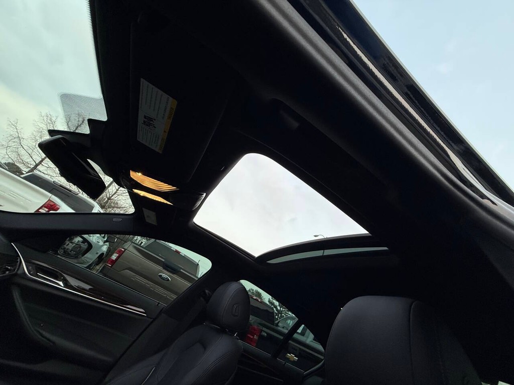 BMW 5 Series Vehicle Full-screen Gallery Image 30