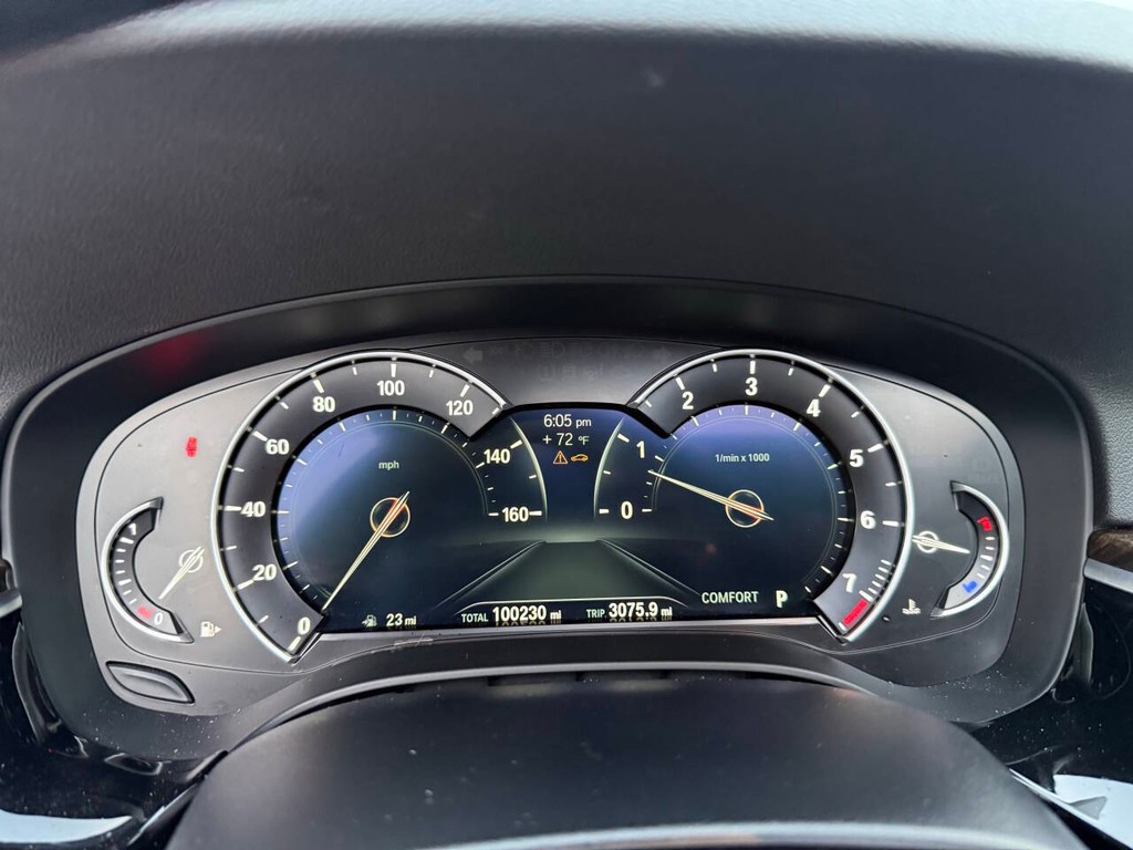 BMW 5 Series Vehicle Full-screen Gallery Image 31