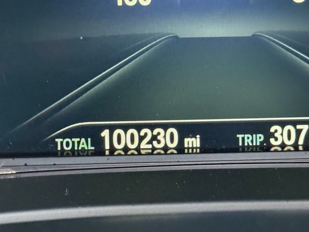 BMW 5 Series Vehicle Full-screen Gallery Image 32