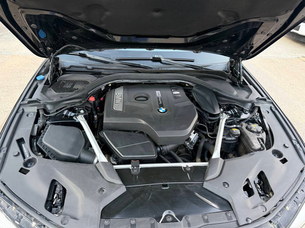 BMW 5 Series Vehicle Full-screen Gallery Image 34