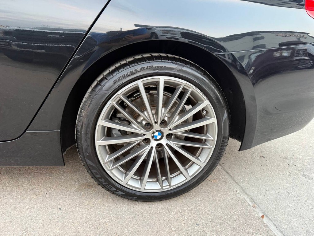 BMW 5 Series Vehicle Full-screen Gallery Image 35