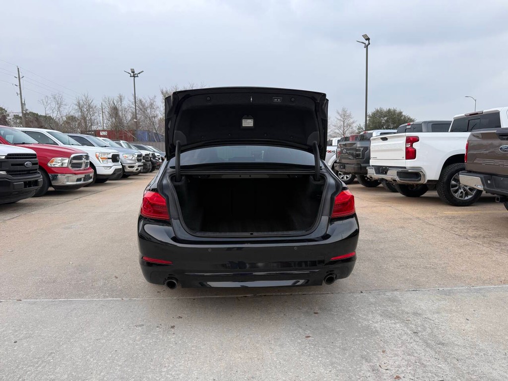 BMW 5 Series Vehicle Full-screen Gallery Image 36