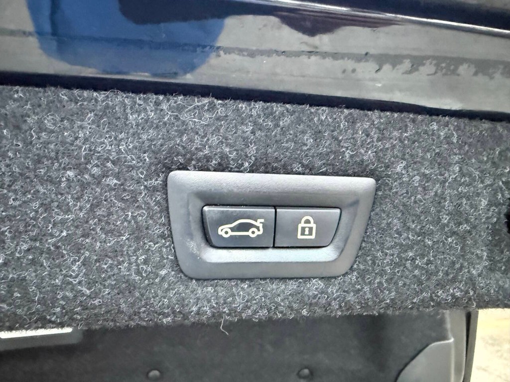 BMW 5 Series Vehicle Full-screen Gallery Image 37