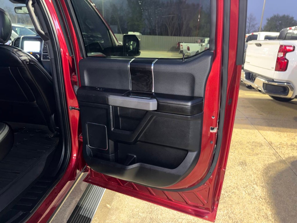 Ford F-150 Vehicle Full-screen Gallery Image 16