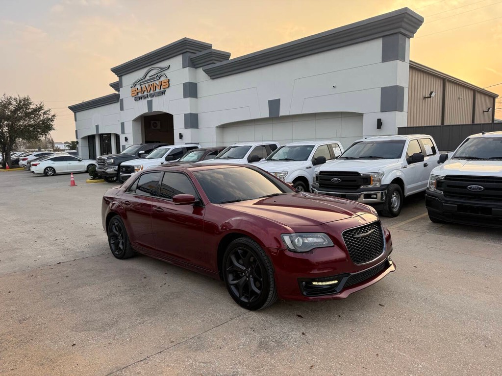 Chrysler 300 Vehicle Full-screen Gallery Image 02