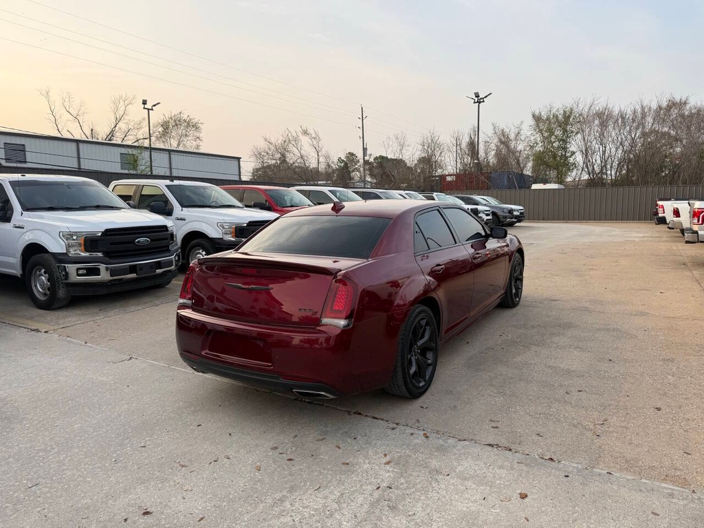 Chrysler 300 Vehicle Full-screen Gallery Image 05