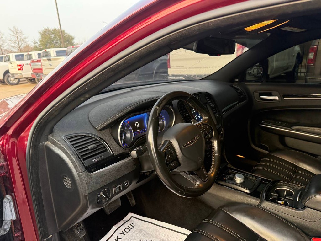 Chrysler 300 Vehicle Full-screen Gallery Image 06