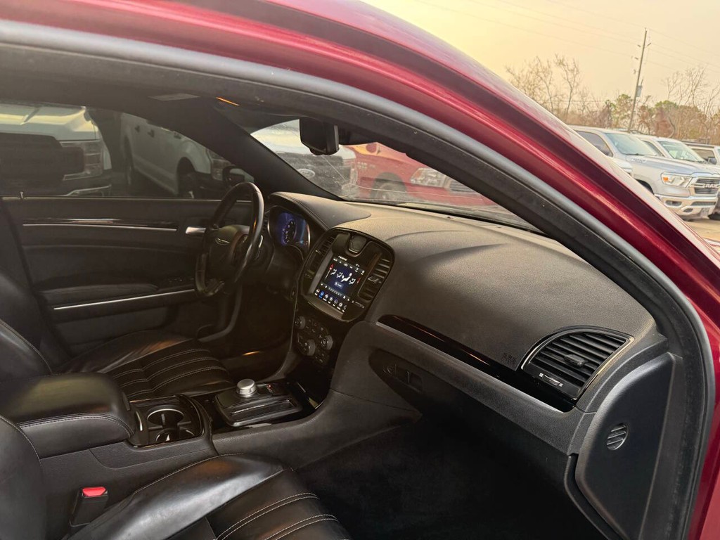 Chrysler 300 Vehicle Full-screen Gallery Image 09