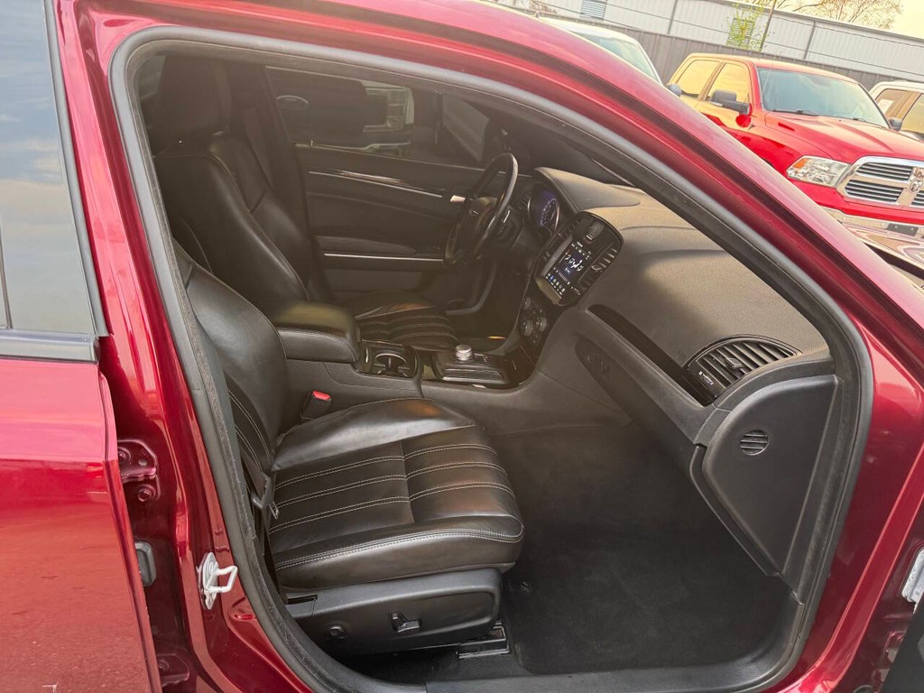 Chrysler 300 Vehicle Full-screen Gallery Image 10