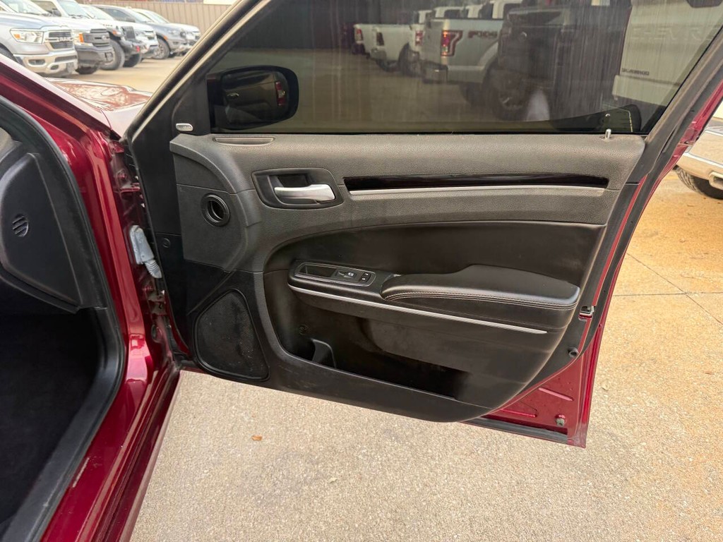 Chrysler 300 Vehicle Full-screen Gallery Image 11