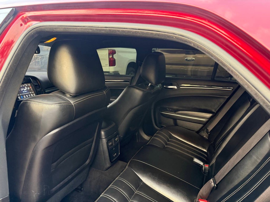 Chrysler 300 Vehicle Full-screen Gallery Image 12