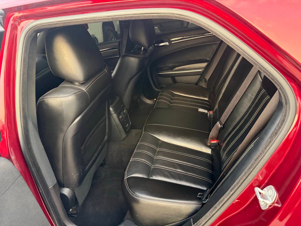 Chrysler 300 Vehicle Full-screen Gallery Image 13