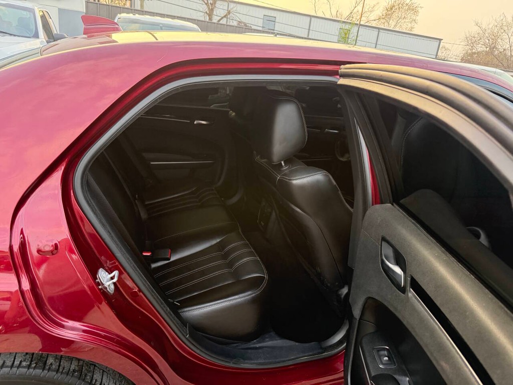 Chrysler 300 Vehicle Full-screen Gallery Image 15