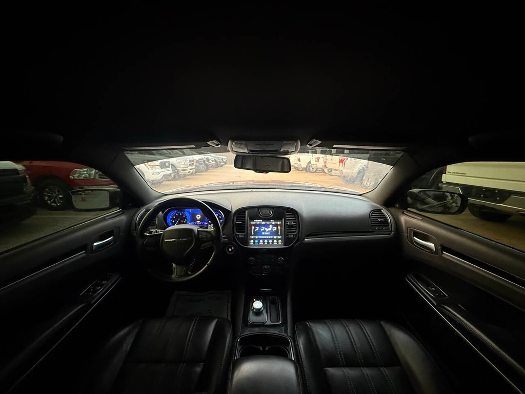 Chrysler 300 Vehicle Full-screen Gallery Image 18