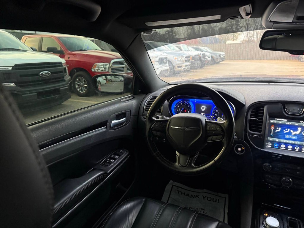 Chrysler 300 Vehicle Full-screen Gallery Image 19