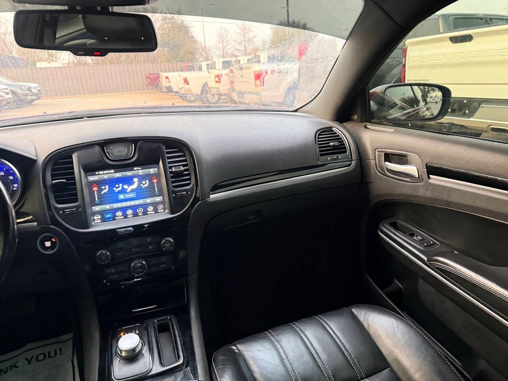 Chrysler 300 Vehicle Full-screen Gallery Image 20