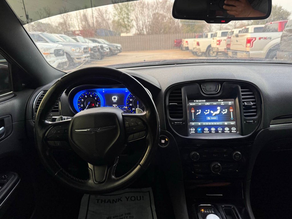 Chrysler 300 Vehicle Full-screen Gallery Image 21