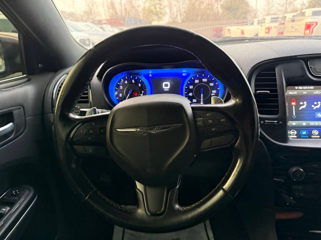 Chrysler 300 Vehicle Full-screen Gallery Image 22