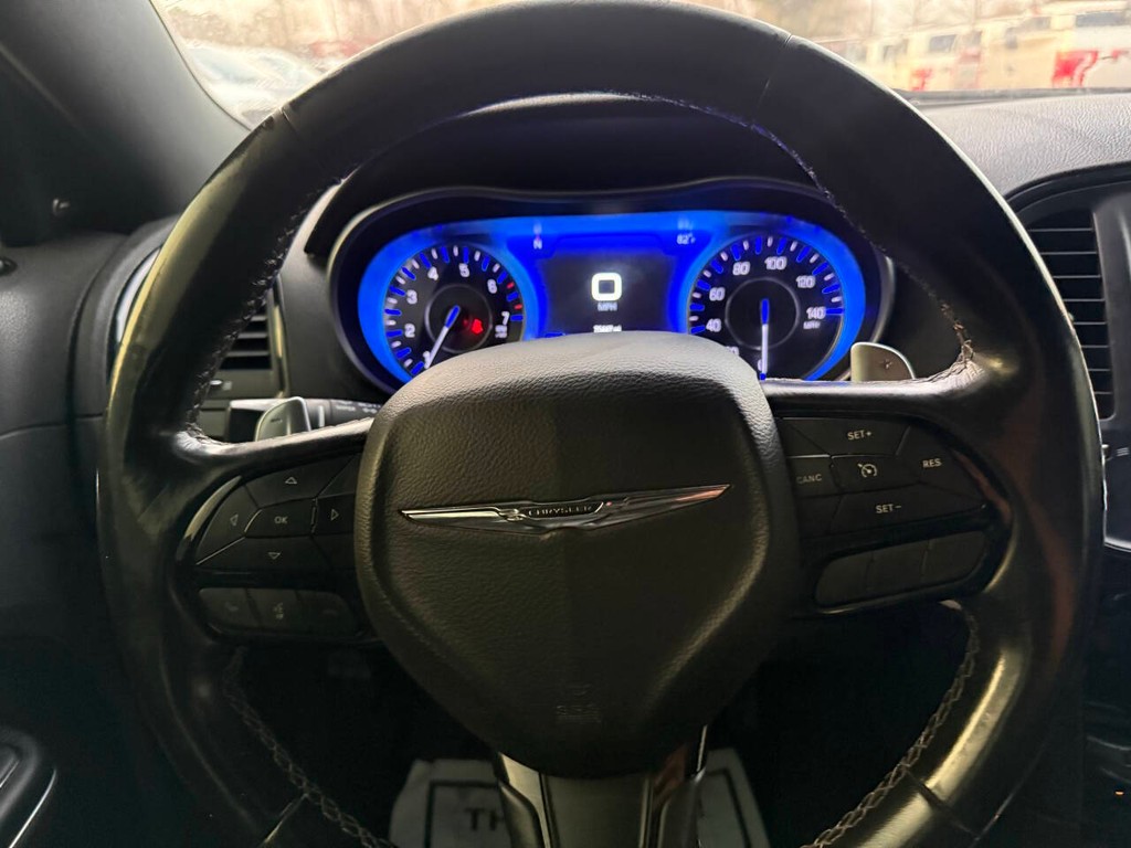 Chrysler 300 Vehicle Full-screen Gallery Image 23