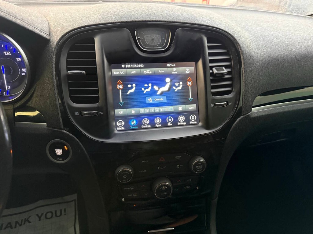 Chrysler 300 Vehicle Full-screen Gallery Image 24