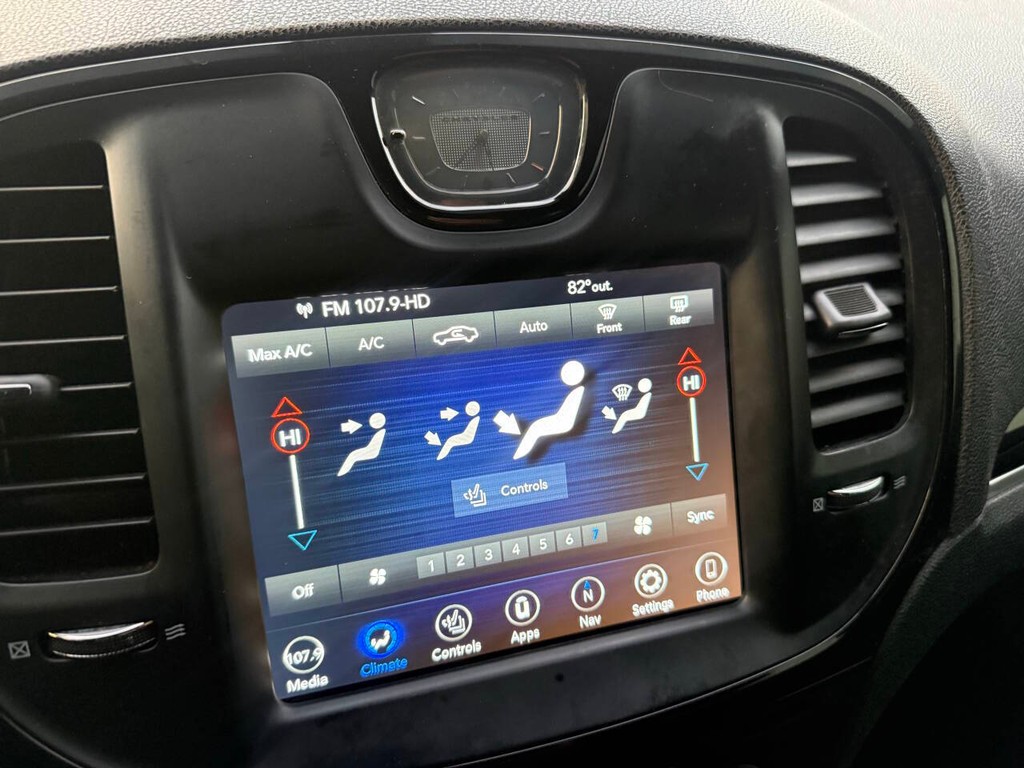 Chrysler 300 Vehicle Full-screen Gallery Image 25